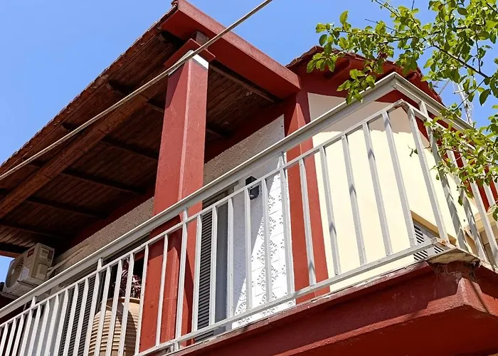 Lais Apartment In The Old Square Of Liapades