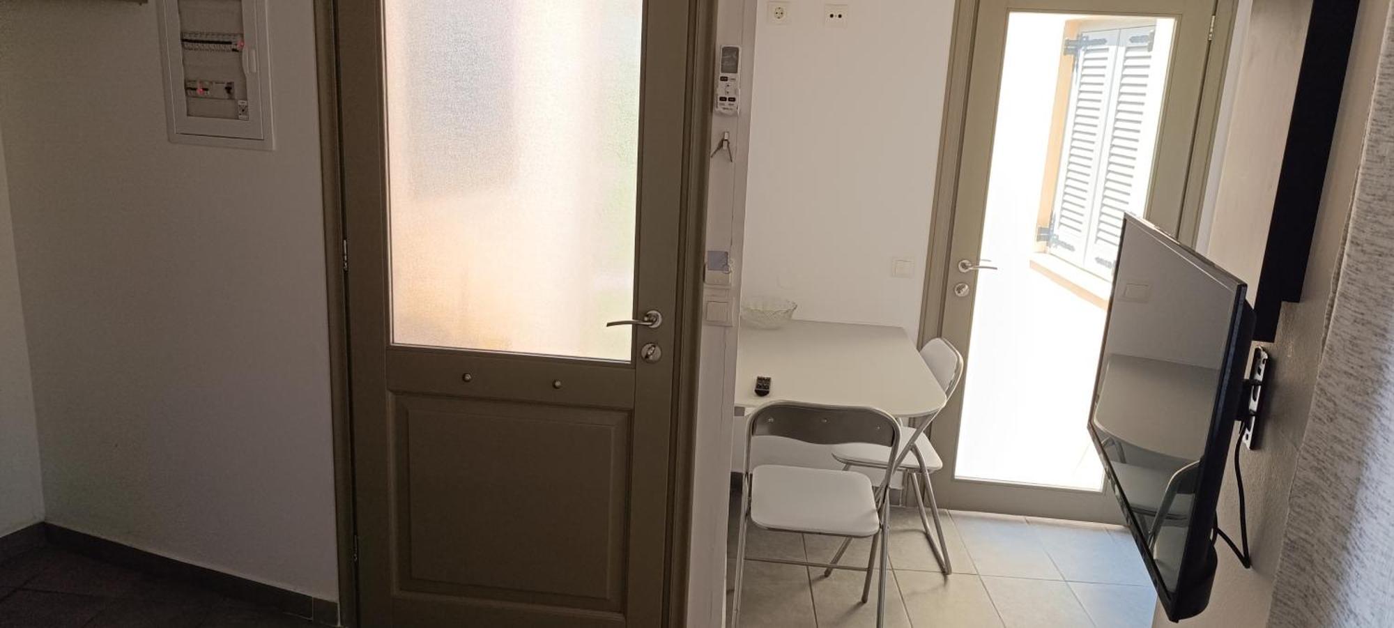 Apartment Lais In The Old Square Of Liapades